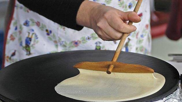 Atelier tournage de galettes avec Aude